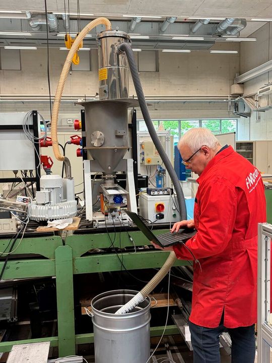 Messvorgang im Institutslabor FMDauto am Prototyp der zu entwickelnden Schüttgutförderanlage.(Bild:  Hochschule Düsseldorf)