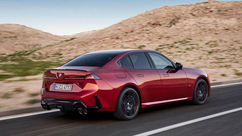Leistungsstarke Ottomotoren (hier die Variante M350x mit 326 kW/443 PS) wird es weiterhin geben – sparsame Diesel allerdings nicht. (Bild: BMW)