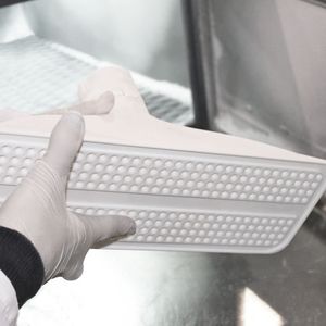 Die Unterseite des Sauggreifers, dessen Kanäle im Saugloch oben am Werkzeug münden: Diese Löcher können nur im Lasersintern hergestellt werden.