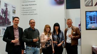 Raffael Schaarschmidt  (Leiter Mechanische Bearbeitung) und Arndt Viertel (Fertigungsleiter) sowie Andrea Totzauer (Einkauf/Buchhaltung Finanzen) und Nicole Werner (Kaufmännische Leiterin) von Handtmann stoßen auf den Auftrag mit Thomas Herhold aus dem Agtos-Maschinenverkauf an. (Agtos)