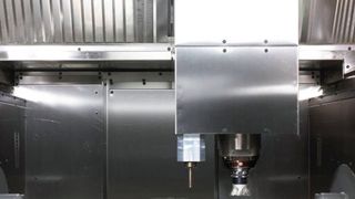 Bild 1: Arbeitsraum des Fünf-Achs-Bearbeitungszentrums mit integrierter MPA-Technik bei der Herstellung eines Werkzeugeinsatzes. (Bild: Hermle)