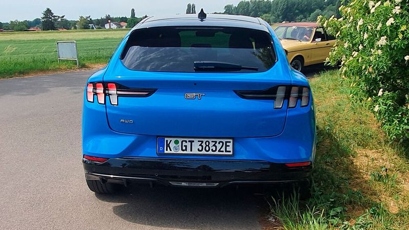 3. Das Design: Der vollelektrische Mustang Mach-E hat die dreiteiligen Rückleuchten, die charakteristisch sind für den Mustang mit Verbrennungsmotor. (Bild: Mauritz – »kfz-betrieb«)