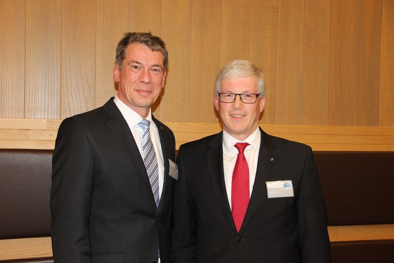Erwarten steigenden Roboterabsatz: Manfred Stern (re.), President und COO der Yaskawa Europe GmbH, und Bruno Schnekenburger, President und Division Director der Robotics Division. (Bild: Kroh)