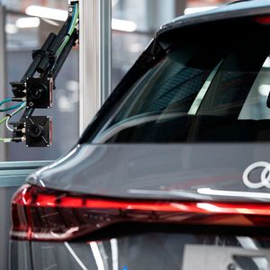"IRIS" uses cameras to check whether labels with technical data are correctly attached to the vehicle.(Image: Audi AG)