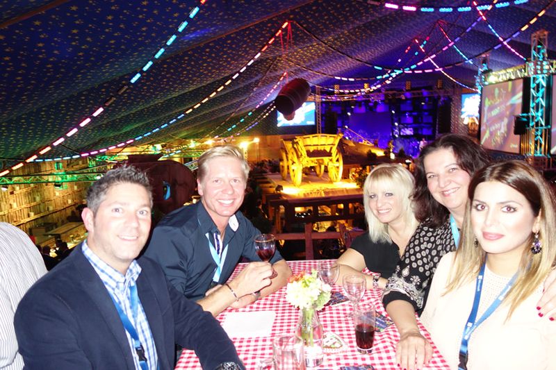 Was für ein Spaß mit Torsten Dieterich, Markus Fabritz, Jasmin Rädler u. Mona Tarimizad von Microsoft mit Lilli Kos, IT-BUSINESS (2. v. r.) (Bild: IT-BUSINESS)