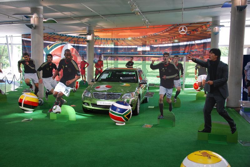 Im Fußballjahr 2010 ist eine entsprechende Präsentation der Modelle zeitgemäß. (Archiv: Vogel Business Media)