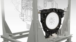 Die Kunststoff-Adapterplatte wiegt rund 80 Prozent weniger als die ursprüngliche Stahlversion und reduziert dadurch die Transportlast deutlich. Gleichzeitig sinken die Herstellungskosten um rund 50 Prozent. (Bild: Barlog Plastics)
