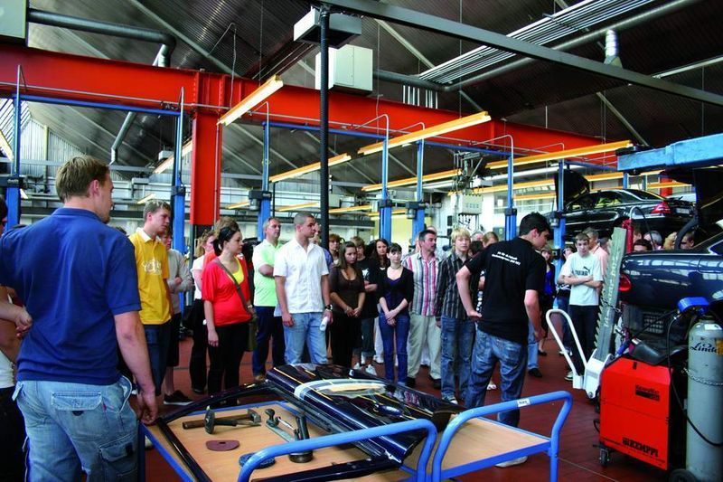 Der Aktionstag „Azubis für Azubis“ sorgte für viele interessierte Gäste im Autohaus. (Archiv: Vogel Business Media)