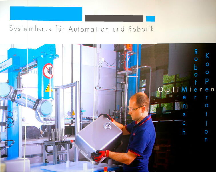 SINDEX 2016, deux messages sur cette image. En haut il qualifie les prestations proposées «Systemhaus für Automation und Robotik» et à droite il aborde un concept général à savoir l'optimisation de la collaboration homme - robot. (JR Gonthier)