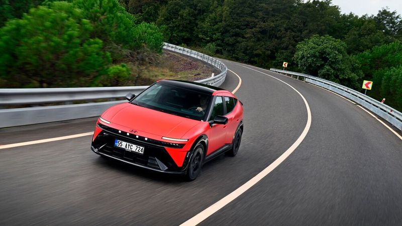 Auf der Straße fährt sich der Ioniq 3 erwachsen: Die Lenkung arbeitet etwas schwergängiger als bei anderen Hyundai, vermittelt aber guten Kontakt zu den Vorderrädern, das Fahrwerk ist komfortabel abgestimmt.  (Bild: Hyundai)