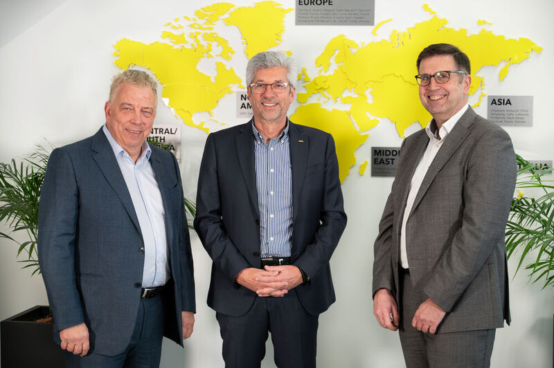 Von links: CEO Peter Edelmann, der neue Geschäftsbereichsleiter Logistics Solutions, Mauro Lunardelli, und der scheidende Notker Steigerwald.