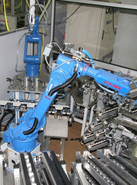 Bild 3: Zwei Roboter innerhalb der Automationszelle montieren aus 15 Einzelteilen Pumpen für Dialysegeräte. Bild: FMB (Archiv: Vogel Business Media)
