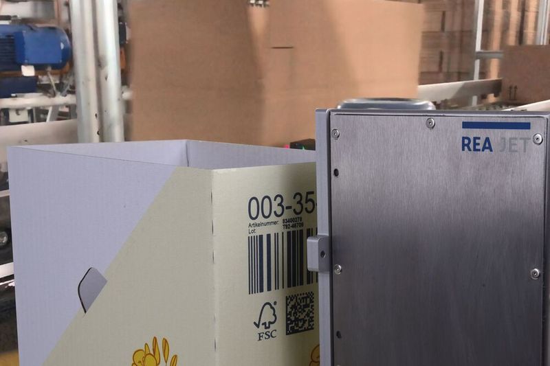 Auf der Anuga Foodtec 2024 hat auch der REA Jet Up (Universal Print) Premiere. Er kennzeichnet Verpackungen informativ und attraktiv. (Bild: REA)