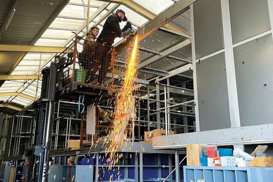 Demontage der bestehenden Regalanlage: Anders konfiguriert, wird sie im Neubau weiterverwendet.(Bild:  Lagertechnik-West)