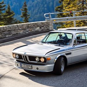 Den 3.0 CSL tauften seine Fans wegen des auffälligen Spoilerwerks scherzhaft „Batmobile“. Die Bezeichnung CSL stand für Coupé Sport Leichtbau und war Programm: So bestanden bei dem Wagen die hinteren Scheiben aus Plexiglas sowie die Motorhaube und die Türen aus Aluminium. Leer wog er 1.165 kg und beschleunigte in 7,4 Sekunden auf 100 km/h. Nur 169 Exemplare entstanden.(Bild:  BMW AG)