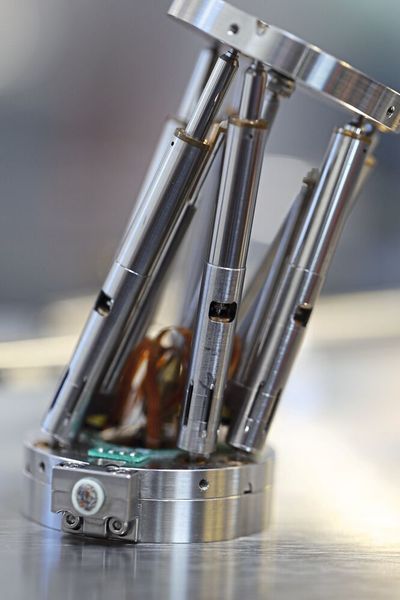 Solche elektromechanischen Komponenten werden bei der MPS in Biel produziert und fertig montiert. Sie kommen bei Rückenoperation zum Einsatz, um chirurgische Instrumente hochpräzise zu positionieren.  (Fritz Studer AG)