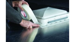 Das Dichtband 4412N gleicht Unebenheiten auf Oberflächen aus.  (Bild: 3M)