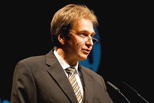 Karl-Heinz Breitschwert, Obermeister der Innung Mittelfranken, beglückwünschte die frisch gebackenen Gesellen zu ihrer abgeschlossenen Ausbildung. (Archiv: Vogel Business Media)