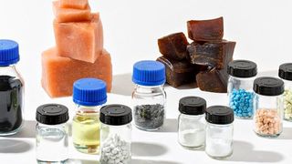 Das sind die Ausgangsstoffe aus denen robuste und dichte Elastomere hergestellt werden können. Das Fraunhofer LBF weiß, wie man damit Wasserstoff verlustfrei transportieren kann. Ein neues Projekt soll der Energiewende damit mehr Schub geben. (Bild: Fraunhofer LBF)