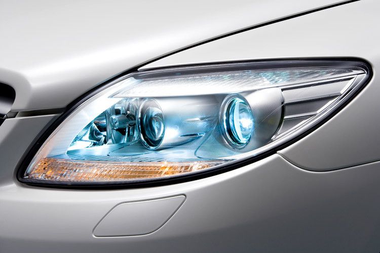 Der nächste Entwicklungsschritt war das Xenonlicht. Erneut verbesserte sich die Lichtausbeute. Zudem halten Xenonlampen länger und benötigen weniger Energie. (Foto: Daimler)