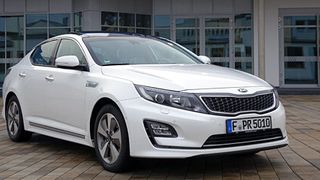 Der Kia Optima Hybrid wurde für das Modelljahr 2015 überarbeitet und bietet sich als Alternative zum Diesel an. (Foto: Thomas Günnel)