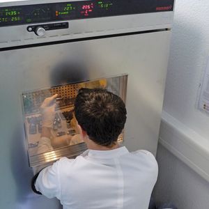 Bild 1: Klimaschrank CTC mit Durchführungen für die Bedienung von außen und integrierter Drucklufttrocknung