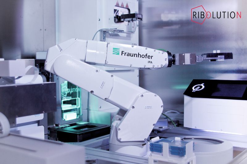 Abb. 3: Die Integration eines SiLA-kompatiblen Prozess-Management-Systems in ein digitales Laborbuch zur vereinfachten, routinemäßigen Anbindung einer großen Zahl von Laborgeräten, ist Ziel der aktuellen Zusammenarbeit des Fraunhofer IPA und dem Unternehmen Labfolder. (Bild: Fraunhofer IPA/RIBOLUTION Projekt)
