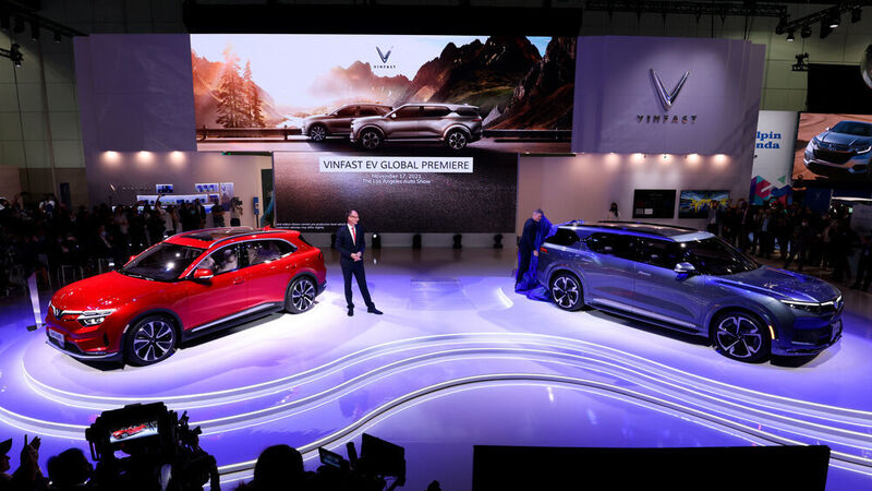 Die ersten Vinfast-Autos, zwei SUV im Format von BMW X3 und X5, hat Lohscheller gerade auf der Autoshow in Los Angeles enthüllt. (Vinfast)