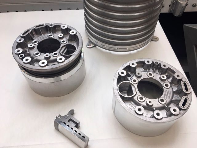 Die Aluwag AG zeigte welches Marktpotenzial auch die E-Mobilität der Giessereibranche bietet. Für den Mercedes EQC und den Porsche Panamera Hybrid giesst das Unternehmen Stratoträger. (Susanne Reinshagen)