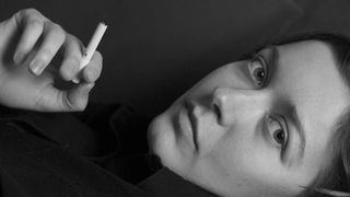 Bei Frauen, die rauchen, ist das Level eines bestimmten Neurotransmitters im Gehirn wesentlich höher als bei Nichtraucherinnen. (Symbolbild) (gemeinfrei)