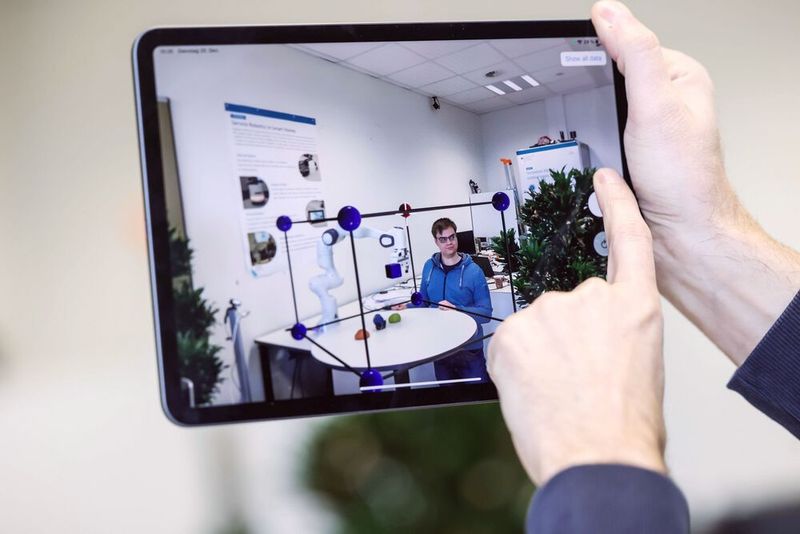 Wie macht man die Roboter-Mensch-Kollaboration noch sicherer? Das erforscht man an der FH Bielefeld noch gut zwei Jahre, um Robotern selbst im dreidimensionalen Raum ihre Grenzen sicher abzustecken. Lesen Sie hier, was sich die Experten noch alles erhoffen.