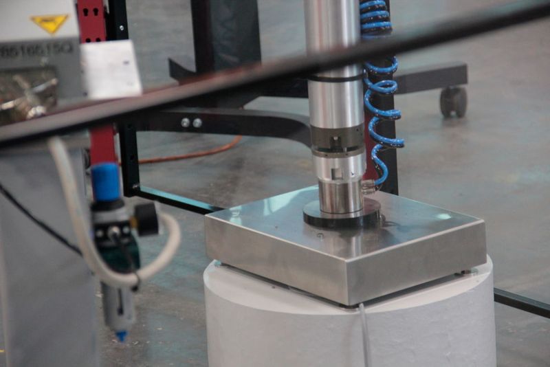 Hier sorgt der Roboterarm dafür, dass der gesägte Rohling zur ersten Überprüfung seiner Qualität, sicher auf eine Waage kommt. (Königsreuther)