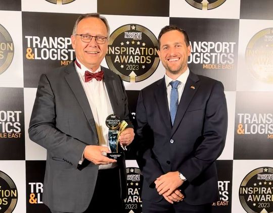 Grund zur Freude haben (von links) der Dimos-Manager Hans Christian Ettengruber und sein Sales-Kollege Martin Breme. Denn mit den „Air Cargo“-Transportsystemen Intrac und X-Way gewann ihr Unternehmen den „Most Inspiring Solution in Automation Award“ in Dubai.(Bild:  Dimos Fzco)