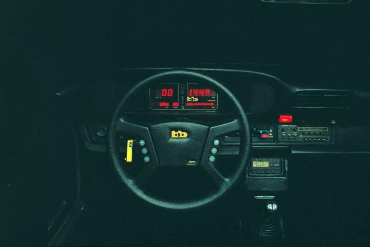 Sedlbst die „schönen“ Rundinstrumente eines Porsche 911 ersetzte Buchmann mit seinem digitalen Infotainmentsystem namens „Dinfos“. (Buchmann)