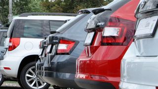 In fast allen Fuhrparks ist die Verfügbarkeit der Pkw und Transporter angespannt, weil die bestellte Ware nicht oder viel zu spät kommt. (Bild: Grimm / »kfz-betrieb«)