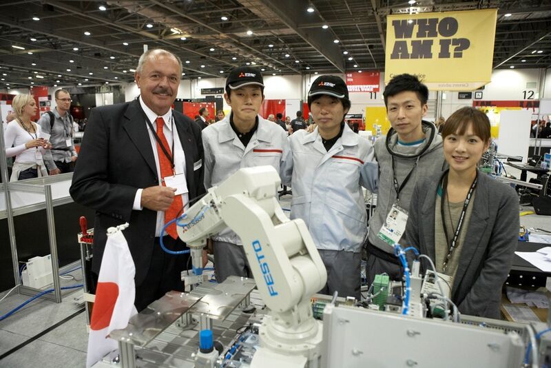 Gruppenbild mit den japanischen „Berufsolympioniken“, Wolfram Zielke von Mitsubishi Electric und dem Festo-Schulungsroboter auf den WorldSkills 2012 in London. (Mitsubishi)