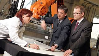 Yvonne Wilke, Dr. Volkmar Stenzel und Manfred Peschka entwickelten ein Lacksystem, das den Strömungswiderstand bei Flugzeugen und Schiffen reduzieren kann. Bild: Fraunhofer / Dirk Mahler (Archiv: Vogel Business Media)
