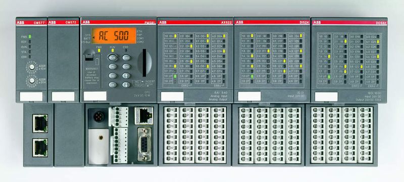 Die speicherprogrammierbare Steuerung AC500 berechnet nicht nur den Sonnenverlauf, sondern erfasst u.a. auch die Daten aller Sensoren und positioniert die Panelen. (Archiv: Vogel Business Media)
