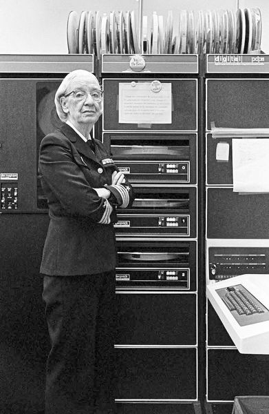 Grace Hopper 1978 in ihrem Büro. (Bild: Grace Murray Hopper, in her office in Washington DC, 1978, ©Lynn Gilbert / Lynn Gilbert / CC BY-SA / en.wikipedia.org)