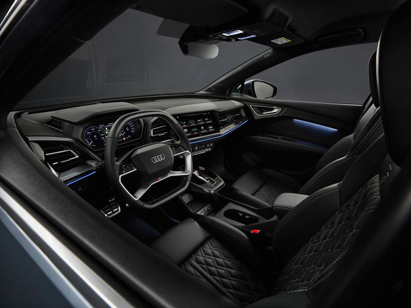 Der Innenraum ist geräumig, das Cockpit ist kühl gezeichnet und großzügig verglast. (Bild: Audi)