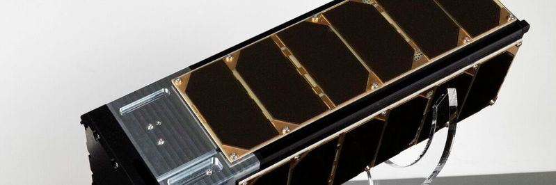 Der Nanosatellit W-Cube sendet in 500 Kilometer Höhe Testsignale im Q- und W-Band (37,5 und 75 GHz), um neue Frequenzen für zukünftige Datenübertragungen zu erschließen.(Bild:  Fraunhofer IAF)