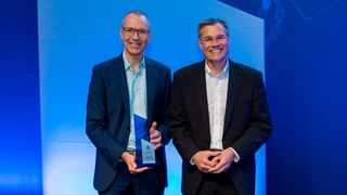 v.l.: Prof. Dr. Immanuel Bloch, Gewinner des diesjährigen Zeiss Research Award und Dr. Karl Lamprecht, Zeiss Vorstandsvorsitzender.  (Bild: ZEISS)