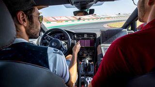 Auf einer Teststrecke testen VW-Entwickler der Konzernforschung Fahrstrategien und Fahrverhalten autonomer Autos. (Volkswagen)