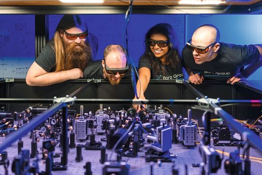 Nico Hauser (1.v.l.) und weitere Wissenschaftler der Barz Group.(Bild:  Barz Group, Universität Stuttgart)