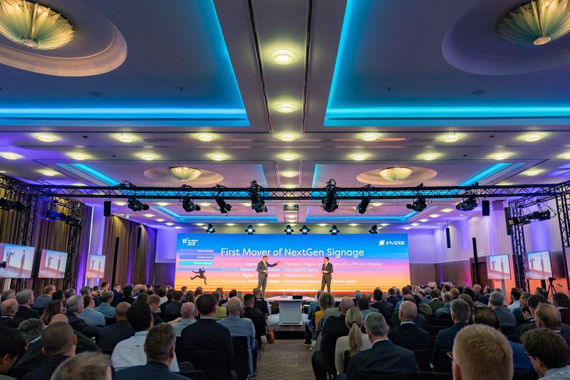 Florian Rotberg und Stefan Schieker (beide Invidis) eröffnen den 20. Digital Signage Summit mit einer spannenden Keynote. (Bild: Vogel IT-Medien GmbH)
