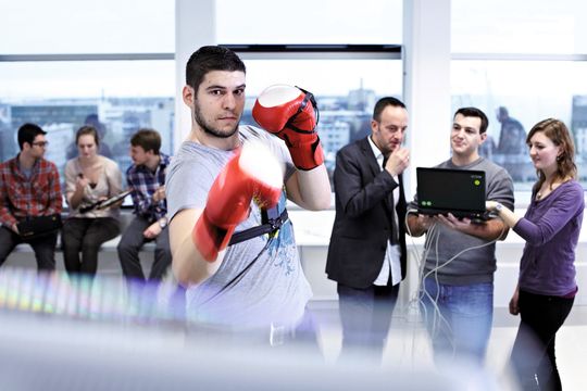 Bewegungen in Echtzeit: Dem Boxer helfen die Sensoren, seine Schlagtechniken oder die Beinarbeit zu verbessern(Hochschule Darmstadt)