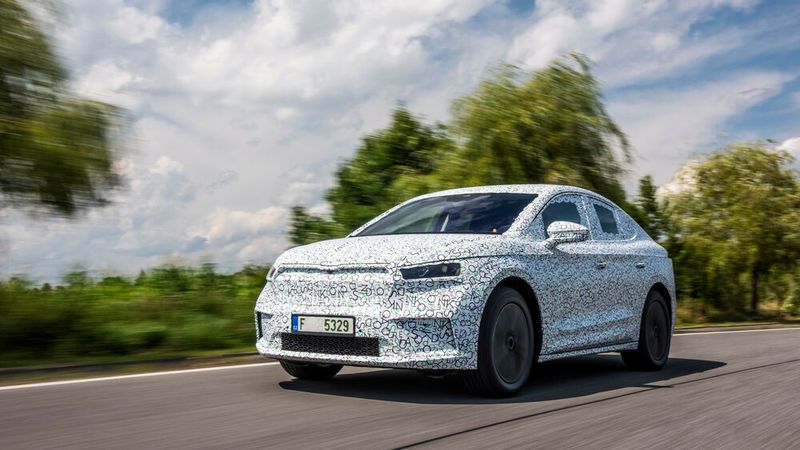 Das Fahren selbst bleibt eine geschmeidige Angelegenheit und zeigt einmal mehr, wie wunderbar ein elektrischer Antrieb mit einem Auto harmoniert. (Bild:Skoda)
