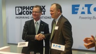 v.l. Roland Bent, Phoenix Contact, und  Tom Grass, Eaton, bei der Vertragsunterzeichung auf der Hannover Messe 2011 (Archiv: Vogel Business Media)