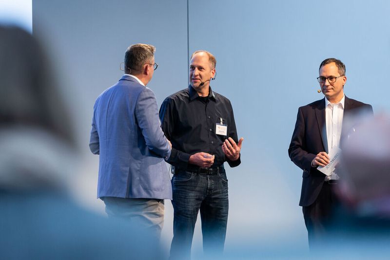 ... weil Coach Taubel zusammen mit Markus Selg von Selg Fahrzeugservice in Illertissen ein unterhaltsames Youtube-Video präsentierte, mit dem das Unternehmen mehr Mitarbeiter gewinnen konnte, als es ursprünglich suchte. (Stefan Bausewein)