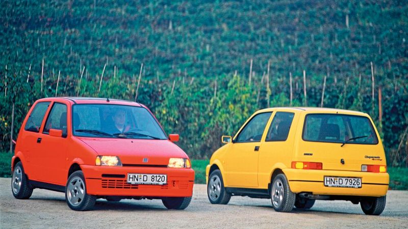 Der Fiat Cinquecento („500“) beerbte den Fiat 126. Sein Motor besitzt „stolze“ 899 cm³ Hubraum und leistet maximal 39 PS. Als „Sporting“ (Bild) verfügt er einen 1,1-Liter-Reihenvierzylinder mit 54 PS. Über eine Million Einheiten wurden von dem beliebten Kleinwagen gebaut. (Bild: Hersteller)